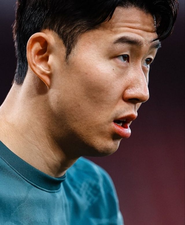 영국 매체 '더 스탠더드'는 12일 '33세 손흥민은 계약의 마지막 12개월에 접어들었다. 북런던에서 10년을 보낸 그는 최고의 기량을 선보이며 팀을 떠날 가능성이 있다. 현재 사우디아라비아와 미국에서 손흥민에게 관심을 보이는 것으로 알려졌다'며 '마티스 텔 완전 영입에 이어 모하메드 쿠두스까지 합류하면서 손흥민의 미래에 대해 의문이 제기되고 있고, 토트넘이 손흥민 없는 시기를 준비하고 있는 것처럼 보인다'고 했다. 연합뉴스