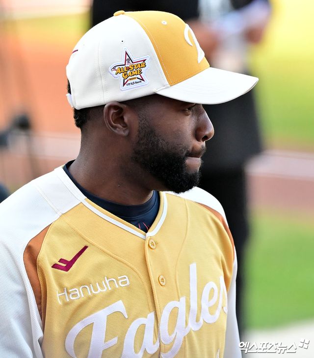 12일 오후 대전한화생명볼파크에서 열린 '2025 신한 SOL Bank KBO 올스타전' 드림 올스타와 나눔 올스타의 경기, 경기 전 한화 플로리얼이 기념촬영을 위해 이동하고 있다. 대전, 김한준 기자