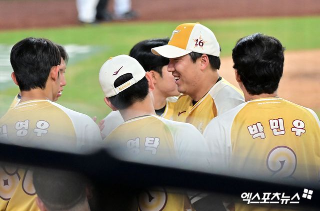 12일 오후 대전한화생명볼파크에서 열린 '2025 신한 SOL Bank KBO 올스타전' 드림 올스타와 나눔 올스타의 경기, 나눔 올스타 김현수가 더그아웃에서 하이파이브를 하고 있다. 엑스포츠뉴스 대전, 김한준 기자