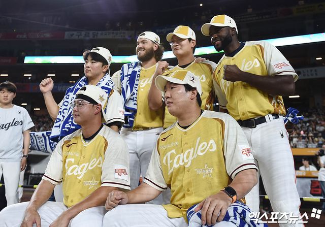 11일 오후 대전한화생명볼파크에서 열린 '2025 신한 SOL Bank KBO 올스타 프라이데이' 홈런 더비에 앞서 한화 문현빈, 폰세, 김서현, 플로리얼, 이도윤, 박상원이 기념 촬영을 하고 있다. 엑스포츠뉴스DB