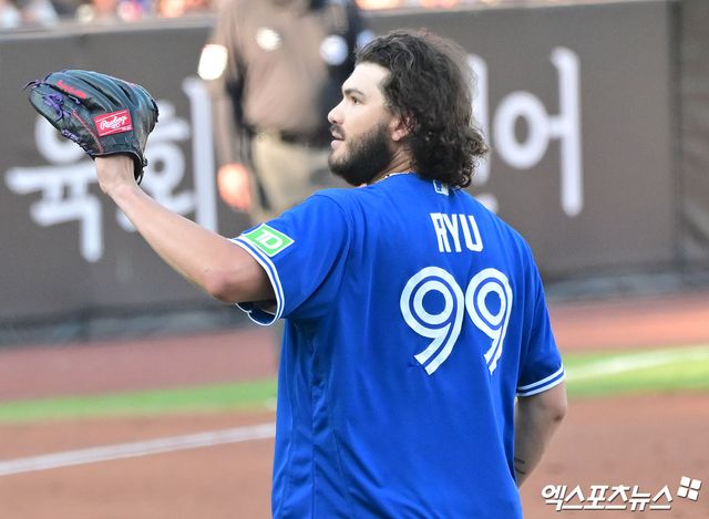 12일 오후 대전 한화생명볼파크에서 열린 '2025 신한 SOL Bank KBO 올스타전' 드림 올스타와 나눔 올스타의 경기, 나눔 선발투수 폰세가 류현진 유니폼을 입고 피칭하고 있다. 대전, 김한준 기자