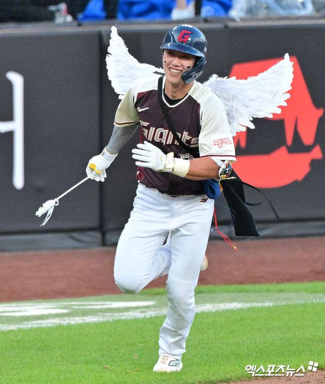 12일 오후 대전한화생명볼파크에서 열린 '2025 신한 SOL Bank KBO 올스타전' 드림 올스타와 나눔 올스타의 경기, 드림 올스타 전민재가 홈쇄도를 하고 있다. 엑스포츠뉴스 대전, 김한준 기자