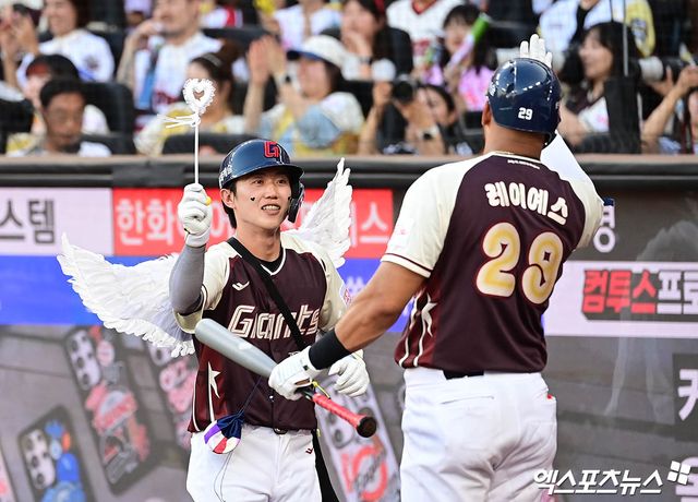 12일 오후 대전 한화생명볼파크에서 열린 '2025 신한 SOL Bank KBO 올스타전' 드림 올스타와 나눔 올스타의 경기, 3회초 무사 1루 드림 구자욱의 1타점 적시 2루타 때 1루주자 전민재가 득점을 올린 뒤 더그아웃으로 향하고 있다. 엑스포츠뉴스 대전, 박지영 기자