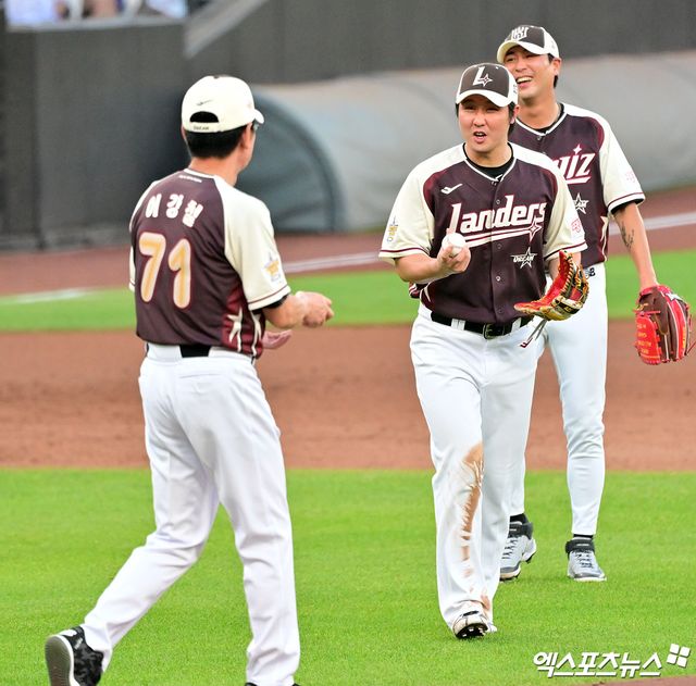 12일 오후 대전한화생명볼파크에서 열린 '2025 신한 SOL Bank KBO 올스타전' 드림 올스타와 나눔 올스타의 경기, 나눔 올스타 최정이 마운드로 향하고 있다. 대전, 김한준 기자