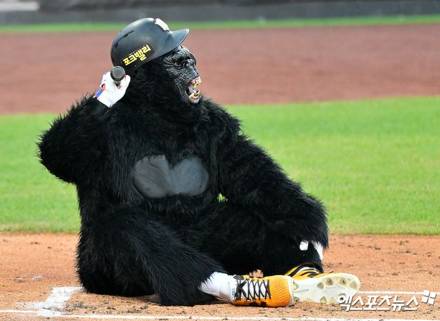 12일 오후 대전한화생명볼파크에서 열린 '2025 신한 SOL Bank KBO 올스타전' 드림 올스타와 나눔 올스타의 경기, 나눔 올스타 안현민이 타격 준비를 하고 있다. 대전, 김한준 기자