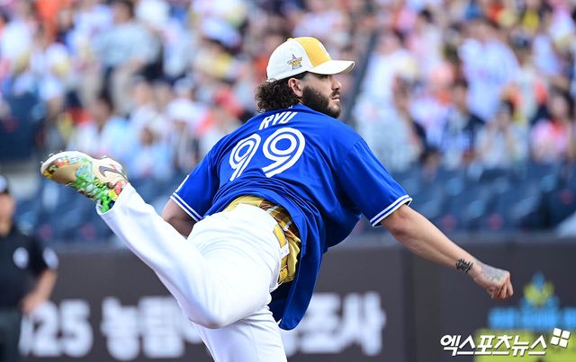 12일 오후 대전 한화생명볼파크에서 열린 '2025 신한 SOL Bank KBO 올스타전' 드림 올스타와 나눔 올스타의 경기, 나눔 선발투수 폰세가 류현진 유니폼을 입고 피칭하고 있다. 대전, 박지영 기자