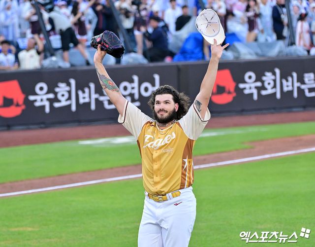 12일 오후 대전한화생명볼파크에서 열린 '2025 신한 SOL Bank KBO 올스타전' 드림 올스타와 나눔 올스타의 경기, 1회초 수비를 마친 나눔 올스타 폰세가 인사를 하고 있다. 대전, 김한준 기자