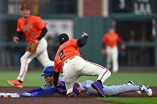 LA 다저스 유틸리티 플레이어 김혜성이 12일 샌프란시스코전에서 선발 출전해 3안타 2도루 1득점으로 맹활약했다. 김혜성은 두 차례 2루 도루를 가볍게 성공해 시즌 11도루 달성과 함께 연속 도루 성공 기록을 이어갔다. 연합뉴스