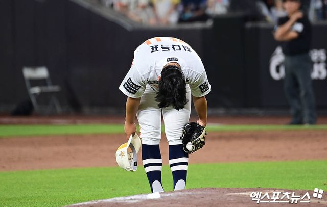 12일 오후 대전 한화생명볼파크에서 열린 '2025 신한 SOL Bank KBO 올스타전' 드림 올스타와 나눔 올스타의 경기, 9회초 나눔 김서현이 피칭에 앞서 팬들에게 감사 인사를 전하고 있다. 엑스포츠뉴스 대전, 박지영 기자