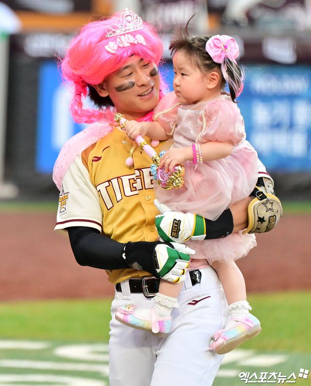 12일 오후 대전한화생명볼파크에서 열린 '2025 신한 SOL Bank KBO 올스타전' 드림 올스타와 나눔 올스타의 경기, 드림 올스타 박찬호가 딸과 함께 타석에 들어서고 있다. 대전, 김한준 기자