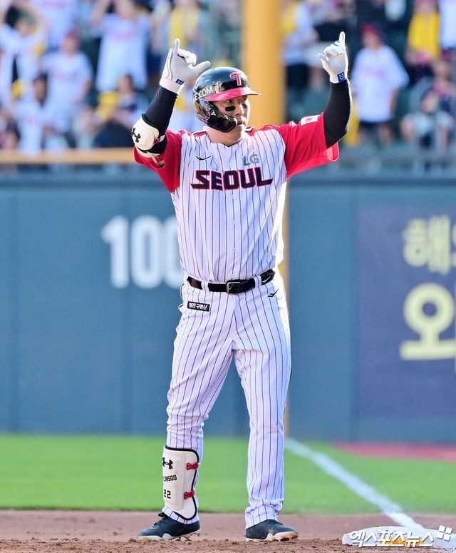 LG 트윈스 김현수가 올해 정규시즌 경기에 출전해 세리머니하고 있다. 김현수는 올해 올스타전에서 역대 통산 최다 출전을 이루게 됐다. 엑스포츠뉴스 DB