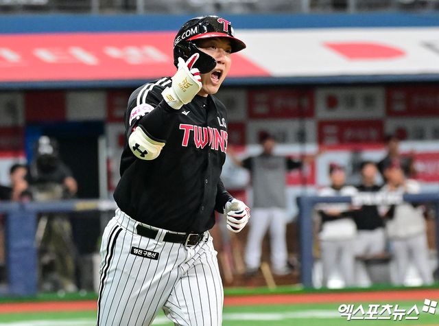 LG 트윈스 김현수가 올해 정규시즌 경기에 출전해 세리머니하고 있다. 김현수는 올해 올스타전에서 역대 통산 최다 출전을 이루게 됐다. 엑스포츠뉴스 DB