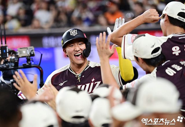 12일 오후 대전 한화생명볼파크에서 열린 '2025 신한 SOL Bank KBO 올스타전' 드림 올스타와 나눔 올스타의 경기, 8회초 2사 드림 안현민이 나눔 박상원 상대로 솔로 홈런을 때려낸 뒤 더그아웃에서 동료들과 하이파이브를 나누고 있다. 엑스포츠뉴스 대전, 박지영 기자