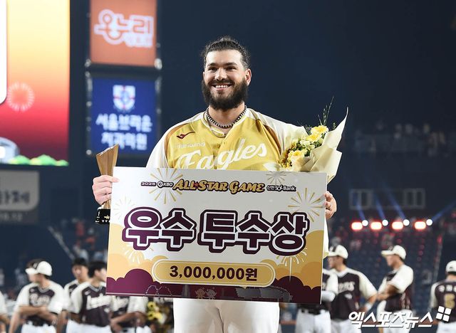 12일 오후 대전 한화생명볼파크에서 열린 '2025 신한 SOL Bank KBO 올스타전' 드림 올스타와 나눔 올스타의 경기, 나눔이 8:6의 스코어로 승리했다. 경기 종료 후 나눔 폰세가 우수 투수상 수상 기념 촬영을 하고 있다. 대전, 박지영 기자