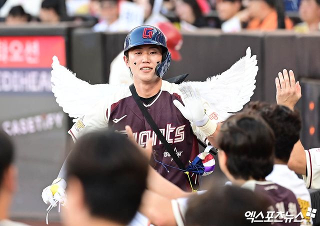 12일 오후 대전 한화생명볼파크에서 열린 '2025 신한 SOL Bank KBO 올스타전' 드림 올스타와 나눔 올스타의 경기, 3회초 무사 1루 드림 구자욱의 1타점 적시 2루타 때 1루주자 전민재가 득점을 올린 뒤 더그아웃에서 동료들과 하이파이브를 나누고 있다. 대전, 박지영 기자