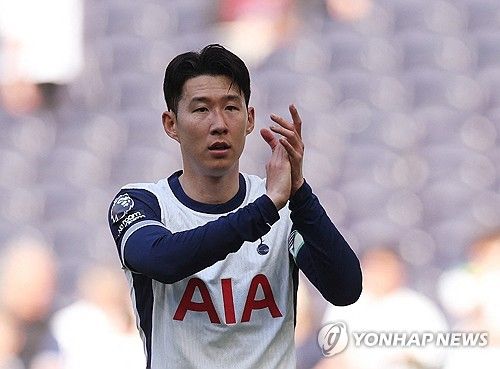 영국 매체 '더 스탠더드'는 12일 '33세 손흥민은 계약의 마지막 12개월에 접어들었다. 북런던에서 10년을 보낸 그는 최고의 기량을 선보이며 팀을 떠날 가능성이 있다. 현재 사우디아라비아와 미국에서 손흥민에게 관심을 보이는 것으로 알려졌다'며 '마티스 텔 완전 영입에 이어 모하메드 쿠두스까지 합류하면서 손흥민의 미래에 대해 의문이 제기되고 있고, 토트넘이 손흥민 없는 시기를 준비하고 있는 것처럼 보인다'고 했다. 연합뉴스