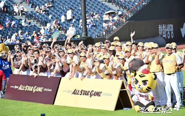 12일 오후 대전한화생명볼파크에서 열린 '2025 신한 SOL Bank KBO 올스타전' 드림 올스타와 나눔 올스타의 경기, 경기 전 올스타 선수들이 기념촬영을 갖고 있다. 대전, 김한준 기자