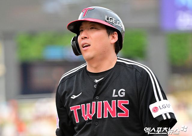 LG 트윈스 김현수가 올해 정규시즌 경기에 출전해 주루 후 숨을 고르고 있다. 김현수는 올해 올스타전에서 역대 통산 최다 출전을 이루게 됐다. 엑스포츠뉴스 DB