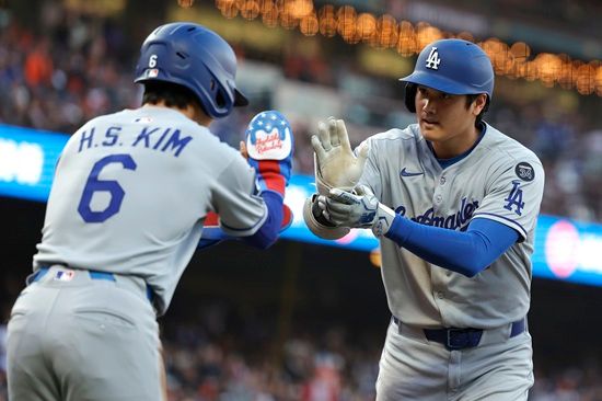 LA 다저스 유틸리티 플레이어 김혜성이 12일 샌프란시스코전에서 선발 출전해 3안타 2도루 1득점으로 맹활약했다. 김혜성은 두 차례 2루 도루를 가볍게 성공해 시즌 11도루 달성과 함께 연속 도루 성공 기록을 이어갔다. 연합뉴스