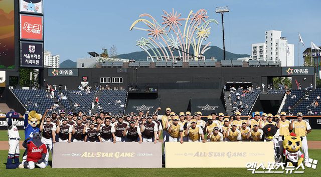 12일 오후 대전한화생명볼파크에서 열린 '2025 신한 SOL Bank KBO 올스타전' 드림 올스타와 나눔 올스타의 경기, 경기 전 올스타 선수들이 기념촬영을 갖고 있다. 대전, 박지영 기자