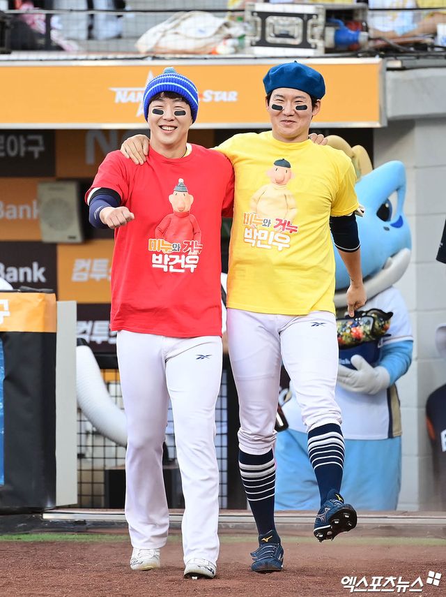 12일 오후 대전 한화생명볼파크에서 열린 '2025 신한 SOL Bank KBO 올스타전' 드림 올스타와 나눔 올스타의 경기, 2회말 1사 1루 나눔 박건우가 타석으로 향하며 박민우와 함께 패트와 매트 퍼포먼스를 선보이고 있다. 대전, 박지영 기자