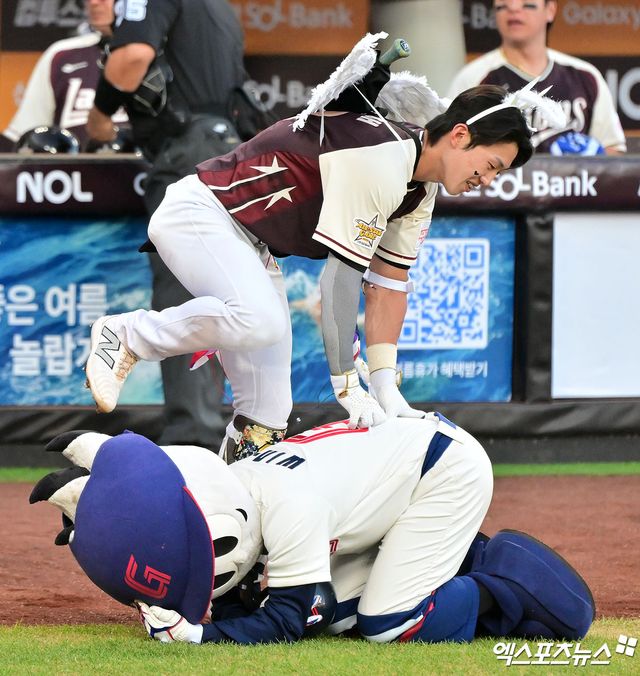 12일 오후 대전한화생명볼파크에서 열린 '2025 신한 SOL Bank KBO 올스타전' 드림 올스타와 나눔 올스타의 경기, 드림 올스타 전민재가 타석에 들어서고 있다. 엑스포츠뉴스 대전, 김한준 기자