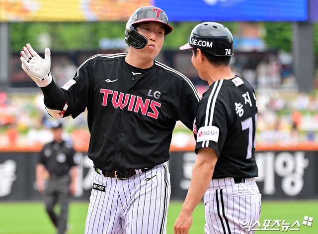 LG 트윈스 김현수가 올해 정규시즌 경기에 출전해 세리머니하고 있다. 김현수는 올해 올스타전에서 역대 통산 최다 출전을 이루게 됐다. 엑스포츠뉴스 DB