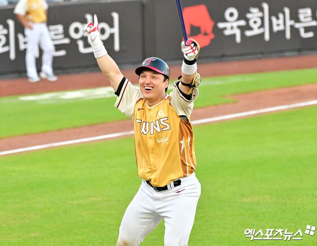 12일 오후 대전한화생명볼파크에서 열린 '2025 신한 SOL Bank KBO 올스타전' 드림 올스타와 나눔 올스타의 경기, 드림 올스타 박동원이 투런 홈런을 날리고 있다. 엑스포츠뉴스 대전, 김한준 기자