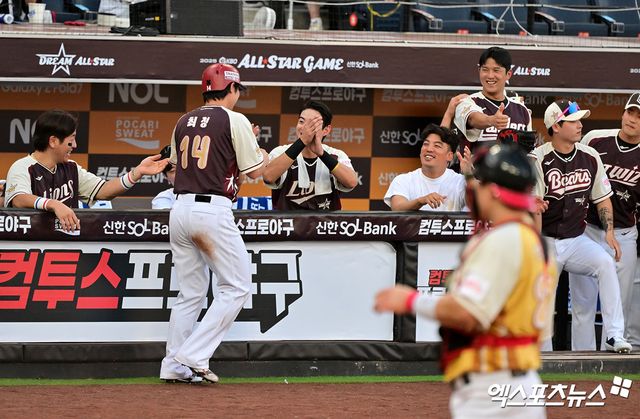 12일 오후 대전한화생명볼파크에서 열린 '2025 신한 SOL Bank KBO 올스타전' 드림 올스타와 나눔 올스타의 경기, 1회초 드림 올스타 최정이 득점 후 하이파이브를 하고 있다. 엑스포츠뉴스 대전, 김한준 기자