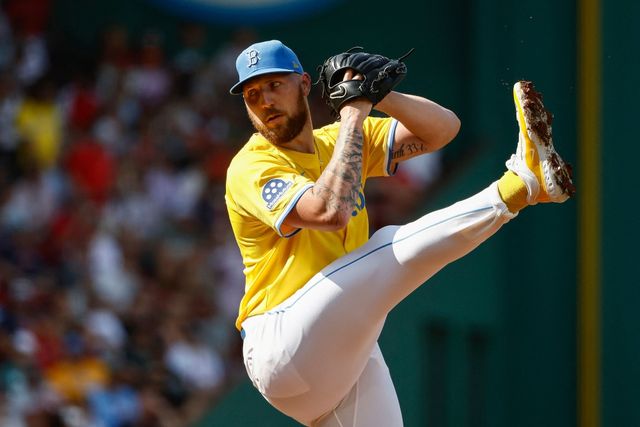 보스턴 레드삭스 좌완투수 개럿 크로셰가 13일 미국 매사추세츠주 보스턴의 펜웨이파크에서 열린 2025 미국 메이저리그(MLB) 탬파베이 레이스와의 홈경기에 선발 등판해 9이닝 3피안타 9탈삼진 무실점으로 호투를 펼치면서 빅리그 데뷔 후 처음으로 완봉승을 달성했다.AFP 연합뉴스