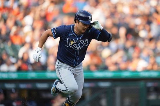 탬파베이 레이스 김하성이 14일(한국시간) 미국 매사추세츠주 보스턴 펜웨이파크에서 열린 2025 미국 메이저리그(MLB) 보스턴 레드삭스와 원정경기에 8번타자 겸 유격수로 선발 출전해 3타수 무안타 1삼진으로 침묵했다. 7회초 세 번째 타석에서 파울 타구에 맞고 고통을 호소한 그는 바로 다음 수비이닝 교체돼 자신의 임무를 마감했다. 연합뉴스