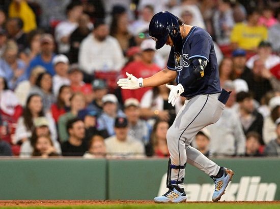 탬파베이 레이스 김하성이 14일(한국시간) 미국 매사추세츠주 보스턴 펜웨이파크에서 열린 2025 미국 메이저리그(MLB) 보스턴 레드삭스와 원정경기에 8번타자 겸 유격수로 선발 출전해 3타수 무안타 1삼진으로 침묵했다. 7회초 세 번째 타석에서 파울 타구에 맞고 고통을 호소한 그는 바로 다음 수비이닝 교체돼 자신의 임무를 마감했다. 연합뉴스