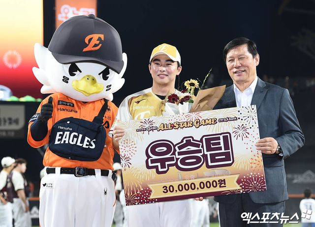 12일 오후 대전 한화생명볼파크에서 열린 '2025 신한 SOL Bank KBO 올스타전' 드림 올스타와 나눔 올스타의 경기, 나눔이 8:6의 스코어로 승리했다. 경기 종료 후 나눔 문현빈이 우승팀 수상 기념 촬영을 하고 있다. 엑스포츠뉴스 대전, 박지영 기자