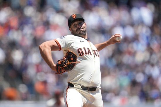 샌프란시스코 자이언츠 로비 레이가 14일(한국시간) 미국 캘리포니아주 샌프란시스코 오라클 파크에서 열린 2025 미국 메이저리그(MLB) LA 다저스전에 선발 등판해 6이닝 3피안타(1피홈런) 2볼넷 6탈삼진 2실점을 기록했다. 연합뉴스