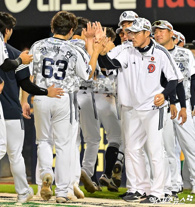 5일 오후 서울 송파구 잠실야구장에서 열린 '2025 신한 SOL Bank KBO리그' KIA 타이거즈와 두산 베어스의 경기, 두산이 연장 10회말 김민석의 끝내기 안타에 힘입어 KIA에 2:1 승리를 거뒀다. 두산 조성환 감독대행이 선수들과 함께 기뻐하고 있다. 엑스포츠뉴스 DB