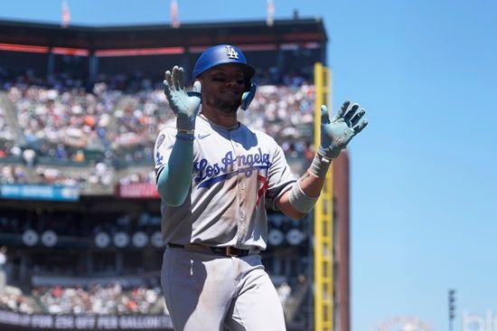 LA 다저스 미겔 로하스가 14일(한국시간) 미국 캘리포니아주 샌프란시스코 오라클 파크에서 열린 2025 미국 메이저리그(MLB) 샌프란시스코 자이언츠전에 8번타자 겸 3루수로 출전해 5회초 솔로홈런을 때려냈다. 연합뉴스