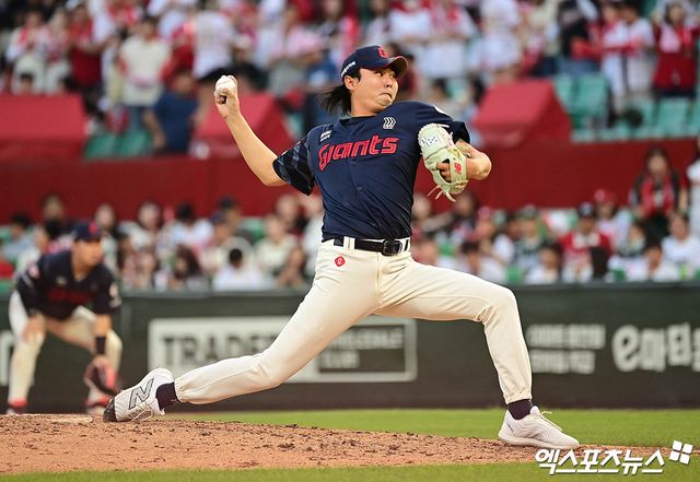 롯데 자이언츠 셋업맨 정철원이 2025시즌 전반기 20홀드를 거두면서 팀의 3위 등극에 결정적인 역할을 해줬다. 사진 엑스포츠뉴스 DB