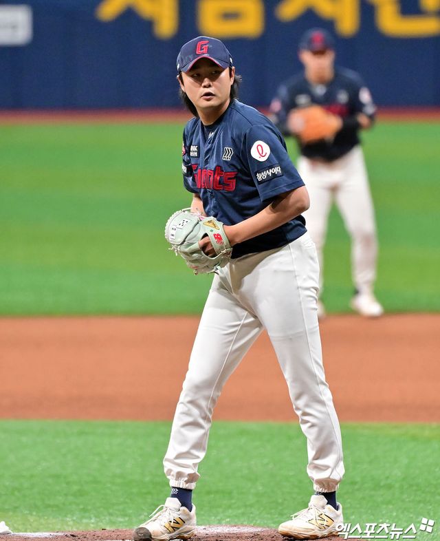 롯데 자이언츠 셋업맨 정철원이 2025시즌 전반기 20홀드를 거두면서 팀의 3위 등극에 결정적인 역할을 해줬다. 사진 엑스포츠뉴스 DB