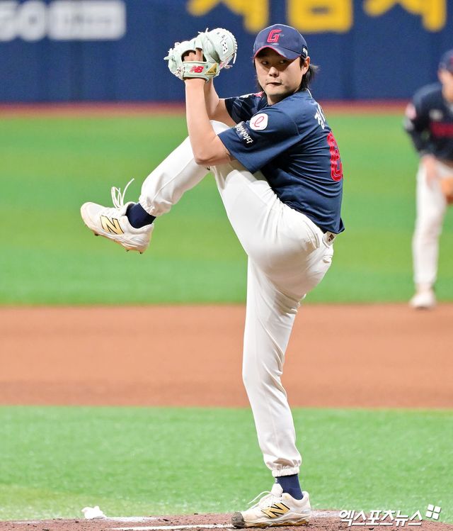 롯데 자이언츠 셋업맨 정철원이 2025시즌 전반기 20홀드를 거두면서 팀의 3위 등극에 결정적인 역할을 해줬다. 사진 엑스포츠뉴스 DB