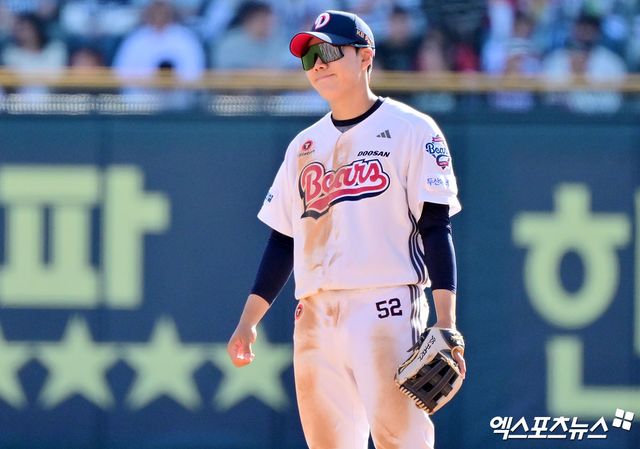 20일 오후 서울 송파구 잠실야구장에서 열린 '2025 신한 SOL Bank KBO리그' KIA 타이거즈와 두산 베어스의 경기, 7회초 1사 2,3루 두산 박준순이 KIA 나성범의 내야땅볼때 타구를 잡아 홈으로 송구했으나 박찬호가 세이프가 되자 아쉬워하고 있다. 엑스포츠뉴스 DB