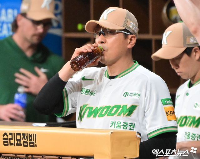 키움 히어로즈가 14일 오후 홍원기 감독의 경질을 발표했다. 홍원기 감독은 지난 2021년 1월 구단 제6대 감독으로 부임한 뒤 2022시즌 준우승 후 3년 재계약에 성공했지만, 계약 마지막 해 중도 낙마하게 됐다. 사진 엑스포츠뉴스 DB