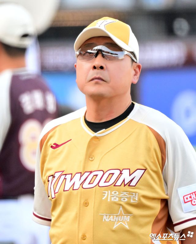 12일 오후 대전한화생명볼파크에서 열린 '2025 신한 SOL Bank KBO 올스타전' 드림 올스타와 나눔 올스타의 경기, 나눔 올스타 홍원기 감독이 입장하고 있다. 엑스포츠뉴스 DB