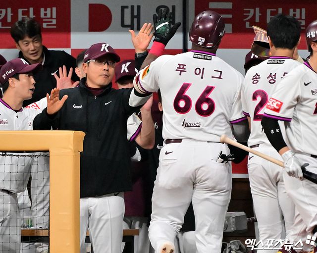 22일 오후 서울 구로구 고척스카이돔에서 열린 '2025 신한 SOL Bank KBO리그' 두산 베어스와 키움 히어로즈의 경기, 3회말 2사 1루 키움 푸이그가 투런 홈런을 날린 후 홍원기 감독과 하이파이브를 하고 있다. 엑스포츠뉴스 DB