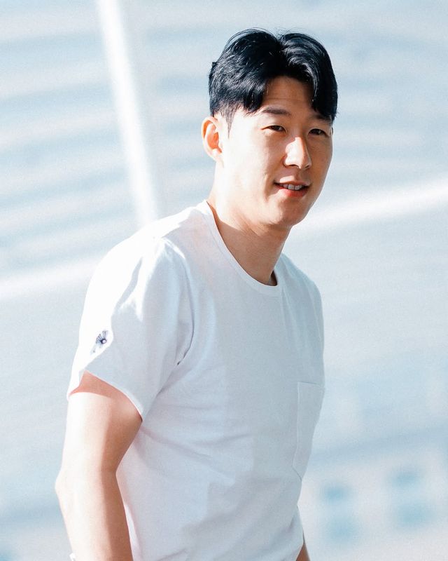 토트넘은 15일(한국시간) 사회관계망서비스(SNS) 인스타그램을 통해 손흥민의 2025-2026시즌 프리시즌 첫 훈련 모습을 공개했다.&nbsp;손흥민은 지난 10일 인천국제공항을 통해 영국 런던으로 출국했고 지난 12일 토트넘 홋스퍼 웨이 훈련장에 모습을 드러내 토마스 프랑크 신임 감독 체제에서 첫 훈련에 참여했다. 손흥민은 올여름 이적 문제로 많은 조명을 받고 있다. 사우디아라비아, 미국, 튀르키예 유력 구단은 물론 친정팀인 독일 바이엘 레버쿠젠 유턴 가능성까지 살아있는 것으로 알려졌다. 다만 토트넘이 올시즌 유럽축구연맹(UEFA) 챔피언스리그에 진출했기 때문에 손흥민이 남은 계약기간 1년을 다 채울 가능성도 존재한다. 토트넘 홋스퍼&nbsp;