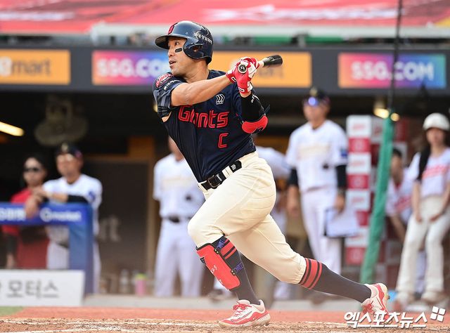 롯데 자이언츠 캡틴 전준우가 2025시즌 전반기를 88경기 타율 0.294(327타수 96안타) 7홈런 46타점 2도루 OPS 0.799의 호성적과 함께 마쳤다. 사진 엑스포츠뉴스 DB