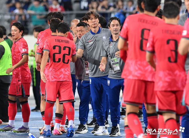 홍명보 감독이 이끄는 대한민국 축구대표팀은 15일 용인미르스타디움에서 열린 일본 축구대표팀과의 2025 동아시아축구연맹(EAFF) E-1 챔피언십(동아시안컵) 남자부 3차전에서 0-1로 패했다.&nbsp;1만 8418명의 관중이 경기장을 찾은 가운데 한국은 한일전 3연패를 당하며 체면을 구겼다. 그러나 홍 감독은 '우리가 더 잘했다'며 '점유율, 슈팅 등 수치에서 우리가 앞서고 일본은 전혀 우리 수비를 괴롭히지 못했다. 일본이 꾸준히 해왔던 거에 비하면 우리 팀에 큰 어려움을 주지 못했다. 결과를 못 낸 건 아쉽고 미안하지만, 선수들에게 희망을 많이 봤다'고 했다. 용인, 고아라 기자