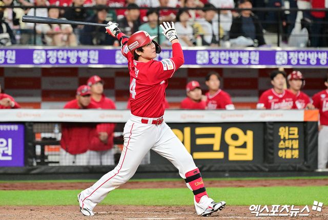 SSG 랜더스 내야수 최정이 올해 정규시즌 경기에 출전해 타격하고 있다. 엑스포츠뉴스 DB