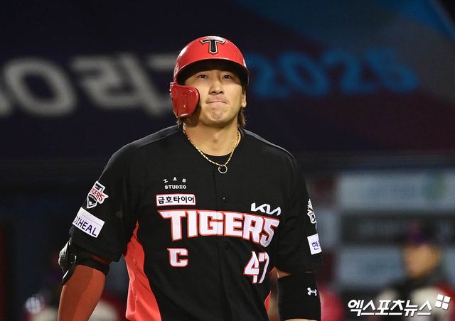 4일 오후 서울 송파구 잠실야구장에서 열린 '2025 신한 SOL Bank KBO리그' KIA 타이거즈와 LG 트윈스의 경기, 3회초 무사 KIA 선두타자 나성범이 헛스윙 삼진 아웃으로 물러나며 아쉬워하고 있다. 엑스포츠뉴스 DB