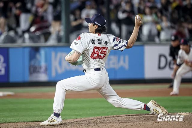 롯데 자이언츠 셋업맨 정철원이 2025시즌 전반기 43⅔이닝 4승1패 20홀드로 팀의 상위권 안착에 결정적인 역할을 해줬다. 사진 롯데 자이언츠