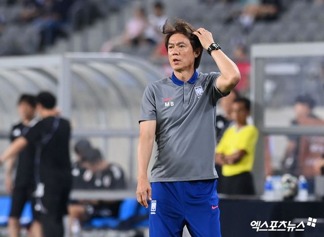 홍명보 감독이 이끄는 대한민국 축구대표팀은 15일 용인미르스타디움에서 열린 일본 축구대표팀과의 2025 동아시아축구연맹(EAFF) E-1 챔피언십(동아시안컵) 남자부 3차전에서 0-1로 패했다.&nbsp;1만 8418명의 관중이 경기장을 찾은 가운데 한국은 한일전 3연패를 당하며 체면을 구겼다. 그러나 홍 감독은 '우리가 더 잘했다'며 '점유율, 슈팅 등 수치에서 우리가 앞서고 일본은 전혀 우리 수비를 괴롭히지 못했다. 일본이 꾸준히 해왔던 거에 비하면 우리 팀에 큰 어려움을 주지 못했다. 결과를 못 낸 건 아쉽고 미안하지만, 선수들에게 희망을 많이 봤다'고 했다. 용인, 고아라 기자